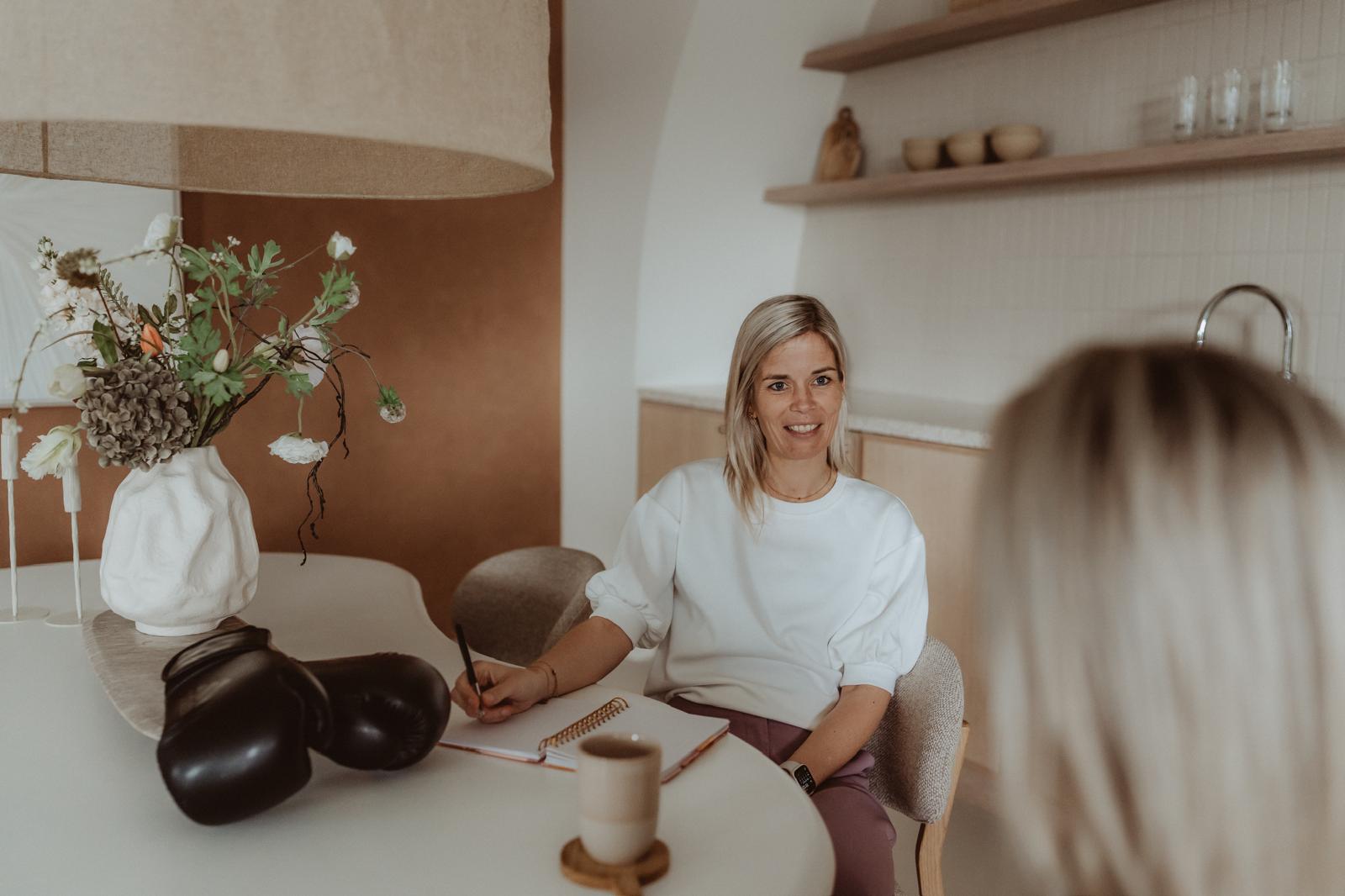 Een persoonlijk gesprek aan tafel met Lynn